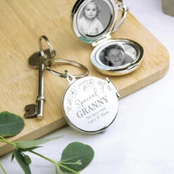 Personalised Floral Round Photo Frame Keyring -Water Bottle Store pmc personalised p0102z26 floral round photo frames keyring 05