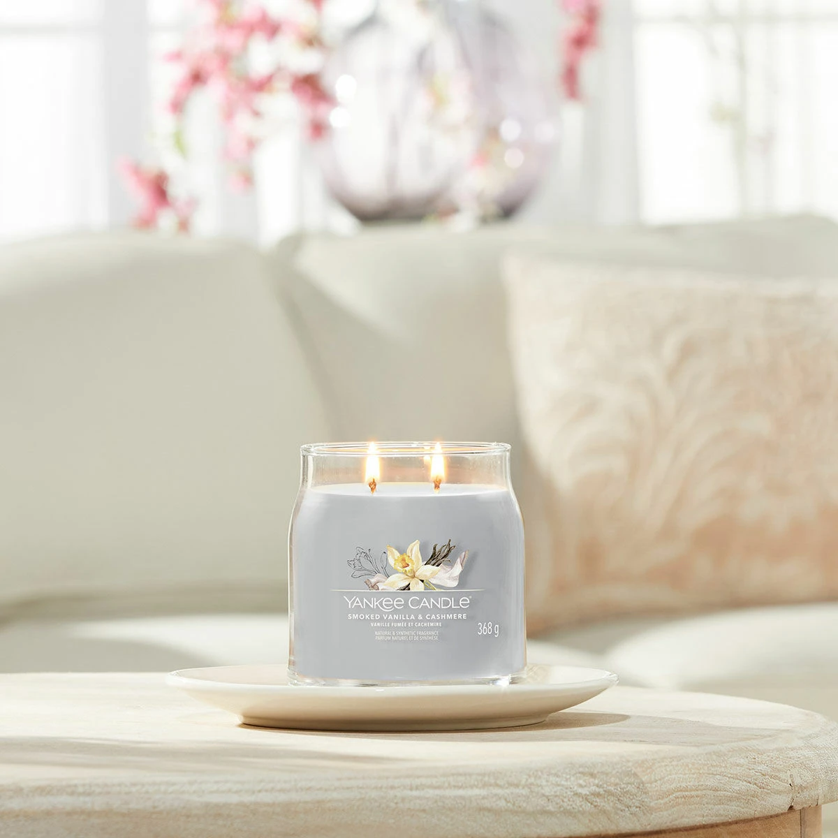 Yankee Candle Smoked Vanilla & Cashmere Signature Medium Jar Candle 3 Yankee Candle Smoked Vanilla & Cashmere Signature Medium Jar Candle - Image 3